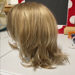 RENERSHOW Short Ombre Blonde Wig. Synthetic. Layered Cut. NEW!!